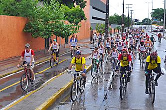 Ciclístas pelas principais ruas e avenidas do Recife neste domingo (10)