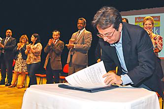 Assinatura do decreto aconteceu no Parque Dona Lindu