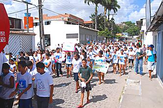 Centenas de alunos participaram da II Caminhada pela Paz